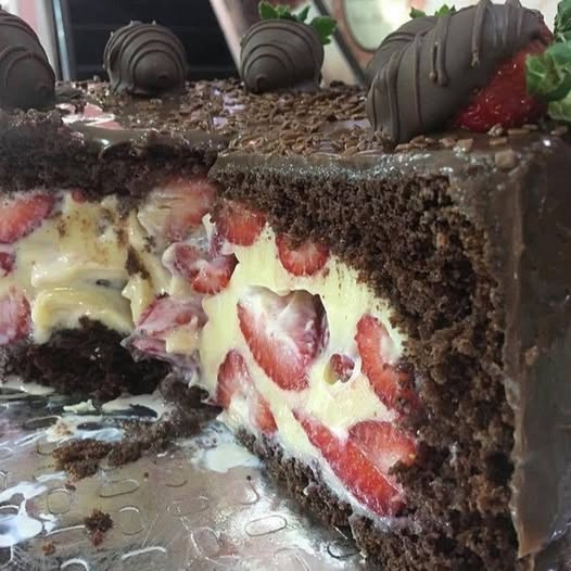 Bolo bombom irresistível com ganache de chocolate em camadas!